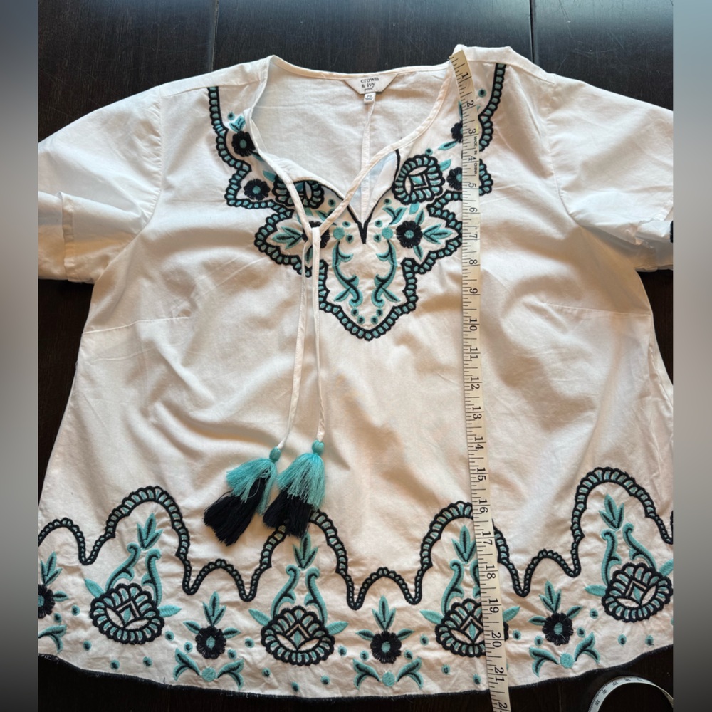Crown & Ivy Embroidered Tunic Top - Boho Tassel Detail - Size S Petite - Picture 7 of 9